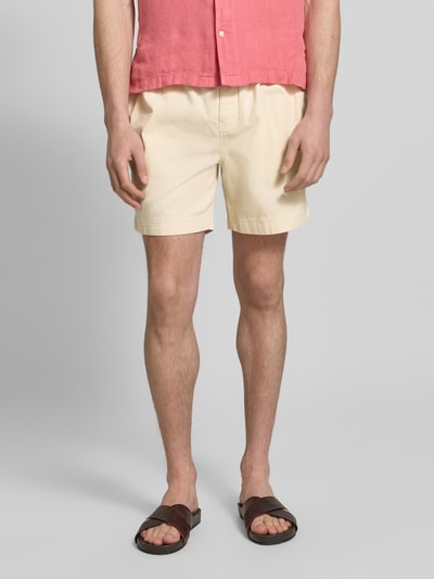 Männermodel trägt Regular Fit Shorts mit elastischem Bund Modell 'SUNFADED' von Gant aus Reine Baumwolle, hellgelb, Ganzkörperansicht von vorne. Herren Shorts mit Tunnelzug, Bundweite bei Größe M: 43 cm, Innenbeinlänge: 15 cm.