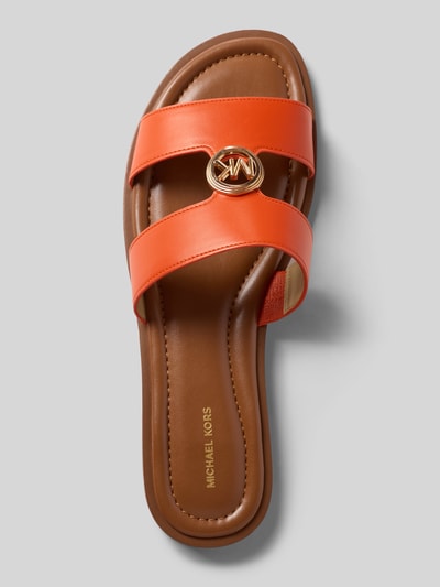 Produktfoto, Sandalette aus Leder mit Label-Applikation Modell 'ERIN' von MICHAEL Michael Kors, Damensandale in Orange mit abgerundeter Spitze, Schlupfform, Absatzhöhe 1 cm, Echtleder, Markenlogo, glatte Struktur.