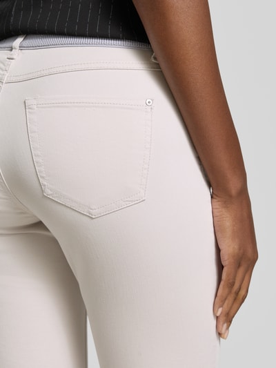 Frauenmodel trägt Caprihose mit elastischem Bund Modell 'AnnaCapri Sporty' von Angels aus Baumwoll-Mix mit Stretch-Anteil, Nahaufnahme Rückansicht.