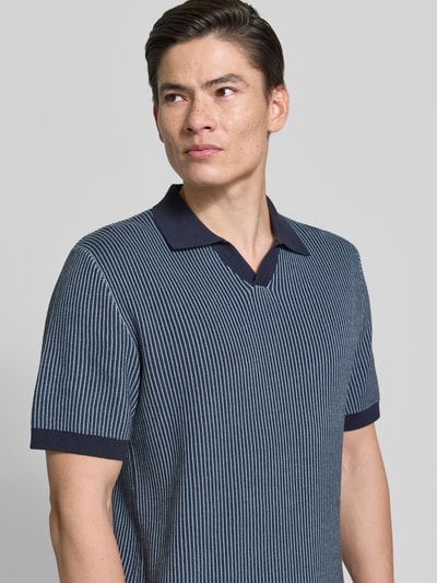 Männermodel trägt Regular Fit Poloshirt in Strick-Optik Modell 'Preston' von Jack & Jones Premium, Blau mit feiner Struktur, Reine Baumwolle, Kurzärmelig, Polokragen, Ganzkörperansicht von vorne. Rückenlänge bei Größe M: 70 cm.