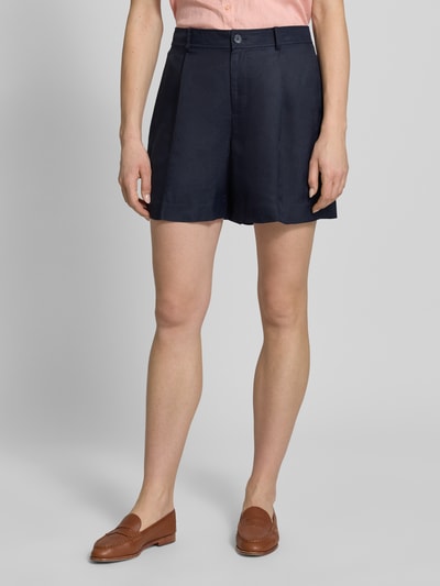Frauenmodel trägt Regular Fit Chinoshorts aus Leinen-Viskose-Mix von Lauren Ralph Lauren, Optik: Unifarben, Bundfalte, Bügelfalten, Gürtelschlaufen, seitliche Eingrifftaschen, Gesäßtaschen, Materialverarbeitung: Flammgarn-Twill, Farbe dunkelblau, Ganzkörperansicht von vorne.