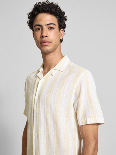 Männermodel trägt Regular Fit Leinenhemd aus Baumwoll-Leinen-Mix Modell 'CAIDEN' von Only & Sons, Optik:Allover-Muster, Nahaufnahme Oberkörper.