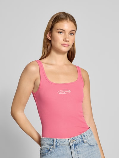 Guess Jeans Slim Fit Tanktop in Ripp-Optik mit Label-Stitching Fuchsia 3