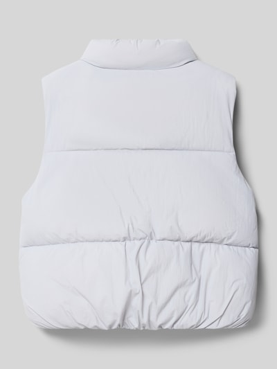 Produktfoto, weiße Regular Fit Weste in Stepp-Optik Modell 'MAE' von Mango, glatte Textur, Stehkragen, Rückenlänge 45 cm bei Größe 140