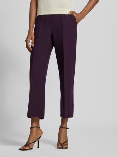 Vrouwenmodel draagt Straight Fit broek met viscose van Rich & Royal in paars met persplooien, elastische materiaalmix, verkort, haakjes- en ritssluiting, binnenbeenlengte maat 36: 70 cm, bandwijdte maat 36: 37 cm, detailopname onderlichaam