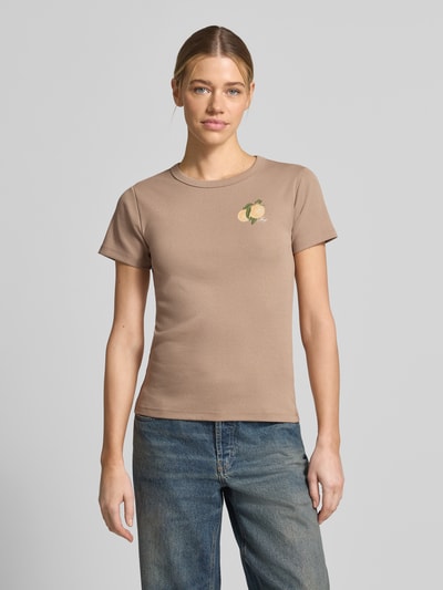 Vrouwenmodel draagt Regular Fit T-Shirt uit katoenmix model 'DELORIS_4' van HUGO in effen beige met labelprint en motiefprint, ronde hals, korte mouw, jerseystructuur, frontale volledige lichaamsopname.