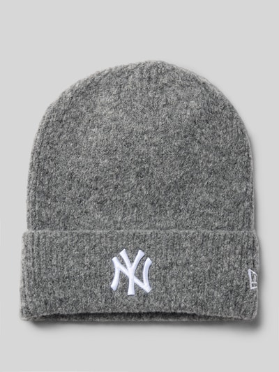 Produktfoto, Beanie mit Woll-Anteil von New Era in Grau mit breitem Umschlag, rippiger Textur und labelową aplikacją