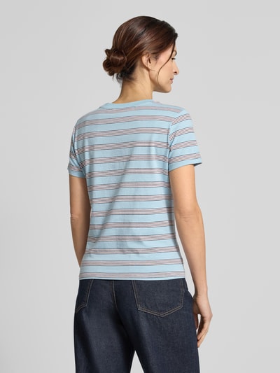 Modelka nosi Regular Fit T-Shirt aus reiner Baumwolle von Tom Tailor Denim, kolorowe paski, krótki rękaw, bawełna, widok z tyłu całej sylwetki.