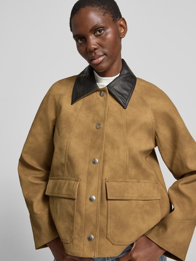 Frauenmodel trägt Regular Fit Jacke mit Umlegekragen Modell 'Wilhelmina' von STAND STUDIO in Leder-Optik, sandfarben, Nahaufnahme Oberkörper.