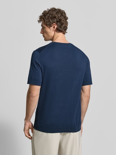Männermodel trägt Regular Fit T-shirt aus zuiver biologisch katoen model 'TORINO' van SELECTED HOMME, look: effen, fijngebreid, ganzkörperansicht rückansicht.