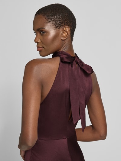 Männermodel trägt Satinkleid mit Neckholder Modell 'RHEO' von Samsøe Samsøe, bordowa satynowa tkanina, taillowany krój, Szerokość w rozmiarze S: 124 cm, Detailaufnahme Rückansicht