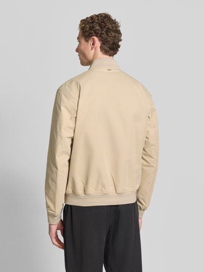 Męski model nosi Regular Fit College-Jacke mit Label-Applikation Modell 'COMBER-262' von BOSS, efekt: jednolity kolor, krój regular fit, kołnierz college, zamek błyskawiczny, aplikacja z metką, długi rękaw, wpuszczane kieszenie boczne, kieszeń napoleonka, wykończenie materiału: splot twill, całkowity widok z tyłu.