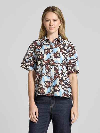 Frauenmodel trägt Regular Fit Bluse im Allover-Look von JAKE*S STUDIO WOMAN, Viskose-Mix, Hemdblusenkragen, Knopfleiste, 1/2-Arm, Farben Blau und Braun, Ganzkörperansicht von vorne.