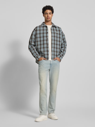 Männermodel trägt Slim Fit Jeans im 5-Pocket-Design von Levi's®, Baumwoll-Mix, hellblau, Knopf- und Reißverschluss, Ganzkörperansicht von vorne.