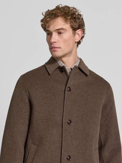 Männermodel trägt Regular Fit Mantel aus Woll-Mix mit Kaschmir-Anteil von GANT in Braun, sichtbare Knöpfe, strukturierte Oberfläche, Nahaufnahme Oberkörper.