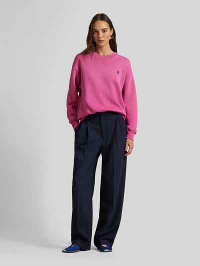 Modelka nosi bluzę 'Sweatshirt mit Label-Stitching' od Polo Ralph Lauren, mieszanka bawełny, luźny krój, prążkowane wykończenia, okrągły dekolt, wyhaftowane logo, widok całej sylwetki z przodu.