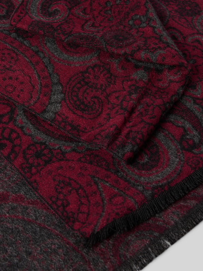 Produktfoto, Schal aus reiner Viskose von Christian Berg Men in Dunkelrot mit anthrazitfarbenem Paisley-Muster, rechteckige Passform, ausgefranste Abschlüsse, Strick-Optik, Breite 31 cm, Länge 178 cm