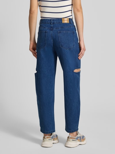 Frauenmodel trägt Barrel Jeans mit seitlichen Cut Outs von Karo Kauer, Reine Baumwolle, Loose-Fit, 5-Pocket-Design, Ganzkörperansicht Rückansicht.