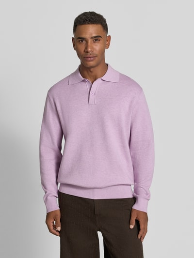 Männermodel trägt Regular fit poloshirt uit katoenmix model 'Sanino' van Samsøe Samsøe in lila, tricotlook, elastische boordjes, voorkant, Nahaufnahme Oberkörper.