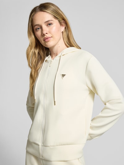 Vrouwenmodel draagt Regular Fit Sweatshirt met Logo-Applikation Modell 'Olympe' van Guess Activewear in crème, met kap en ritssluiting, elastische afwerkingen, elastische materiaalmix met modal, close-up bovenlichaam.