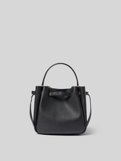 Produktfoto, schwarze Bucket-Bag mit Logo-Detail von Tory Burch, Strukturmuster, Hauptfach mit Magnetverschluss, Tunnelzug, abnehmbarer Schulterriemen, Maße: Breite 23 cm, Länge 22 cm, Tiefe 10 cm.