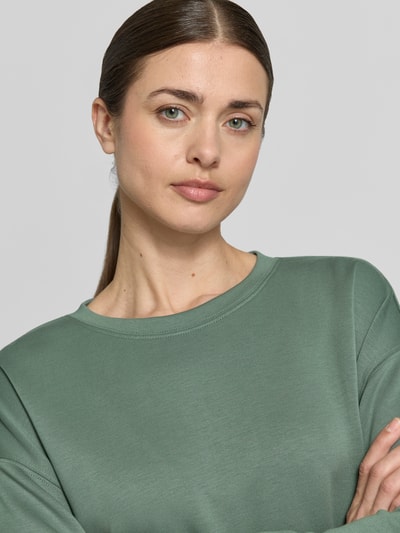 Frauenmodel trägt Sweatshirt mit Rundhalsausschnitt Modell 'Ima' von MSCH Copenhagen im Viskose-Mix mit Stretch-Anteil, Regular-Fit, elastische Abschlüsse, Damen, Nahaufnahme Oberkörper.