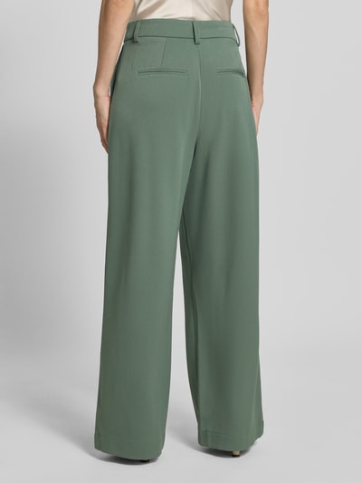 Vrouwenmodel draagt Wide Leg Pants met Biesen model 'Henrika' van MSCH Copenhagen, materiaalmix met viscose, strookzakken achter, los model, groen, binnenbeenlengte 80 cm, bandwijdte maat S 37 cm, ganzekörperaanzicht achterkant.