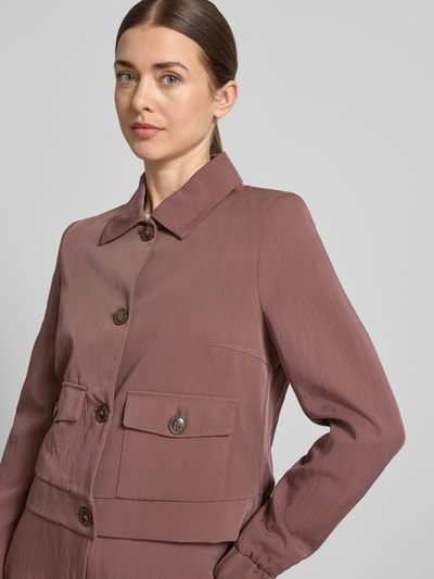 Frauenmodel trägt Blazer mit Pattentaschen und Knopfleiste von Christian Berg Woman Selection im Viskose-Mix, Nahaufnahme Oberkörper.