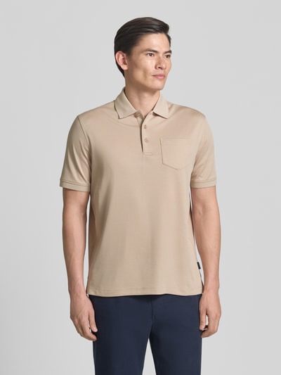 Männermodel trägt Regular Fit Poloshirt mit Brusttasche und Label-Stitching von bugatti in Beige mit Polokragen, Knopfleiste, Ganzkörperansicht von vorne. Herren Poloshirt, Rückenlänge bei Größe M 70 cm.