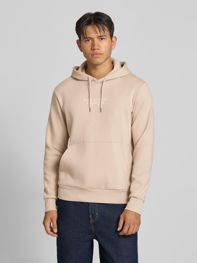 Männermodel trägt Hoodie mit Label-Print Modell 'JPRBLUARCHIE' von JACK & JONES in Beige, Baumwoll-Mix, locker, Ganzkörperansicht von vorne