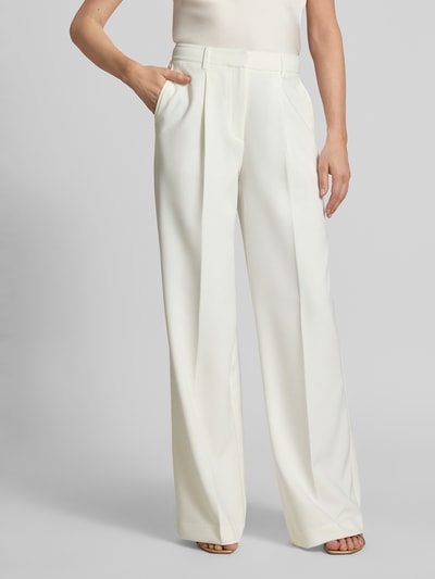 Frauenmodel trägt Wide Leg Hose mit Bundfalten Modell 'TIWI2' von BOSS Orange, Optik: Unifarben, seitliche Eingrifftaschen, Nahaufnahme Unterkörper, Ganzkörperansicht von vorne.
