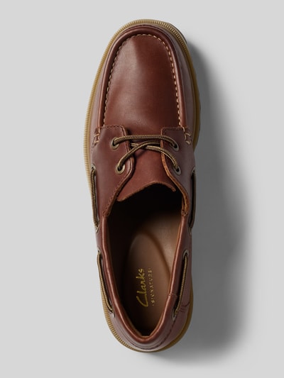 Produktfoto, Bootsschuhe aus beschichtetem Leder Modell 'Cleyhill' von Clarks in Braun, abgerundete Form, Schnürung, profilierte Sohle, Label-Detail