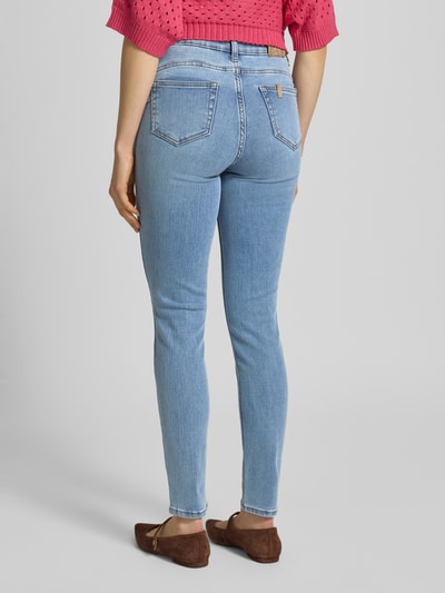 Frauenmodel trägt Skinny Fit Jeans Modell 'DIVINE' von Liu Jo White aus hellblauem Baumwoll-Mix mit Stretch-Anteil, Ganzkörperansicht Rückansicht. Eingrifftaschen, Bundweite bei Größe 27: 33 cm, Innenbeinlänge: 76 cm.