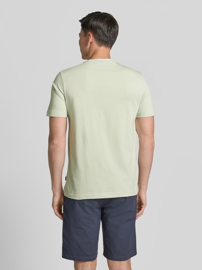 Męski model nosi Regular Fit T-Shirt aus reiner Baumwolle Modell 'Te_LOGOTAPE' od BOSS Orange, kolor jednolity, krój regular fit, bawełna, widok całej sylwetki od tyłu.