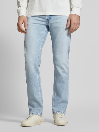 Männermodel trägt Slim Fit Jeans im 5-Pocket-Design Modell '511®' von Levi's®, hellblau, Baumwoll-Lyocell-Anteil, Ganzkörperansicht von vorne.