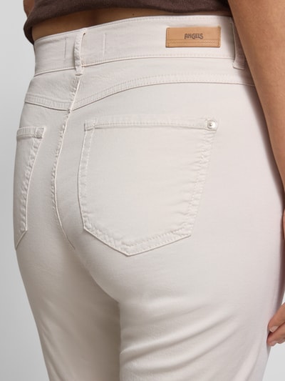 Frauenmodel trägt Caprihose mit Umschlag und Eingrifftaschen von Angels im Baumwoll-Elasthan-Mix, Regular-Fit, Detailaufnahme Rückansicht.