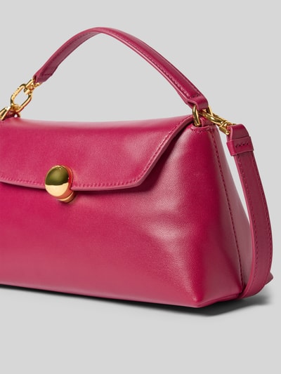 Productfoto, Shoulder Bag aus echt leer Model 'SFERA' van FURLA in felroze, goudkleurige magneetsluiting, verstelbare schouderband, afneembare draagriem, hoofdvak met overslag, vakken voor pasjes binnenin, breedte 24 cm, lengte 14 cm, diepte 9 cm, bandlengte 88 cm