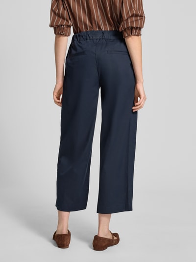 Frauenmodel trägt Regular Fit Culotte aus Baumwoll-Mix von Brax, Optik: Unifarben, Passform: Regular-Fit, Cropped Länge, Bundabschluss: Tunnelzug, Material: Baumwoll-Mix, Ganzkörperansicht Rückansicht.