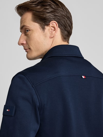 Männermodel trägt Regular Fit Sweatjacke aus Baumwoll-Mix von Tommy Hilfiger in Dunkelblau, Sweatmaterial, Detailaufnahme Rückansicht.