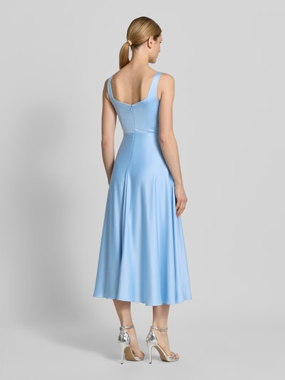 Modelka kobieca ma na sobie Midikleid in A-Linie od Jake*s Cocktail, jasnoniebieski, lekko błyszczący materiał, bez rękawów, optyka plisowana, dopasowana talia, zamek, długość tyłu w rozmiarze 36: 102 cm, szerokość w rozmiarze 36: 40 cm, widok całej sylwetki z tyłu