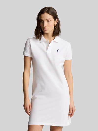 Frauenmodel trägt Regular Fit Minikleid mit Logo-Stitching Modell 'Polo' von Polo Ralph Lauren in Weiß, reine Baumwolle, Nahaufnahme Oberkörper.