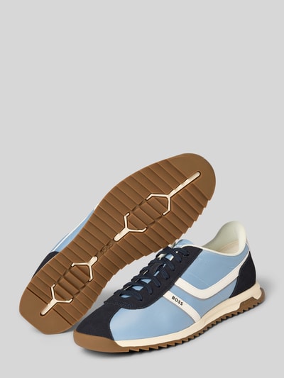 Produktfoto, Low Top Sneaker mit Lederoptik-Details Modell 'ZAYN_LOWP_NYMI' von BOSS Orange, mehrfarbig mit Label Print, flacher Absatz und profilierter Sohle, Schnürung, abgerundete Schuhspitze.