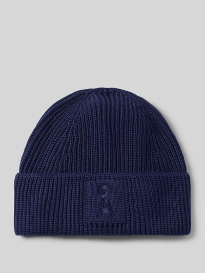 Produktfoto, dunkelblaue Strickstruktur mit sichtbarer, gerippter Oberfläche, Mütze aus reiner Baumwolle Modell 'ICONIC Å NILDAAO' von ARMEDANGELS, Damen Mütze