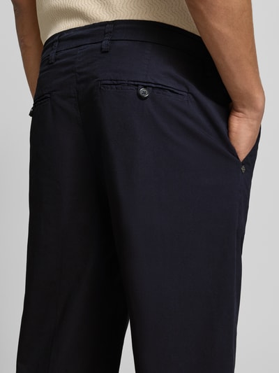 Männermodel trägt dunkelblaue Hose mit Gesäßtaschen Modell 'PANTALACCIO POPELINE' von MARKUP, Baumwoll-Elasthan-Mix, Nahaufnahme Rückansicht, Regular-Fit, Bundweite bei Größe 50: 48 cm, Innenbeinlänge bei Größe 50: 69 cm.