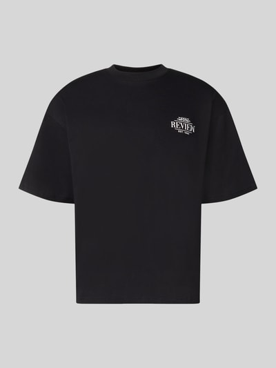 Produktfoto, schwarzes Regular Fit T-Shirt aus reiner Baumwolle mit rückseitigem Print von REVIEW, Logo-Detail, Rückenlänge 67 cm bei Größe M
