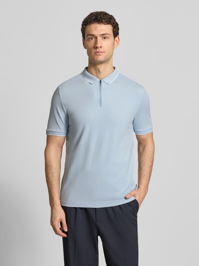 Männermodel trägt Regular Fit Poloshirt mit Baumwoll-Anteil von HECHTER PARIS in Hellblau, Polokragen mit Reißverschluss, Ganzkörperansicht von vorne.