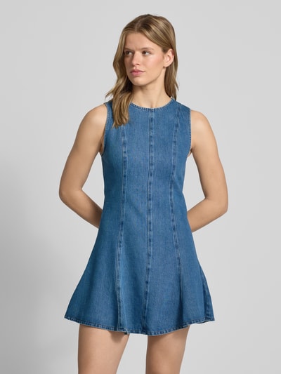 Frauenmodel trägt Jeanskleid mit Rundhalsausschnitt Modell 'LENA' von Topshop im taillierten Schnitt aus Baumwoll-Lyocell-Mix, Minikleid, Ganzkörperansicht von vorne.