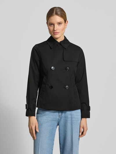 Modelka kobieca nosi Trenchcoat mit Knopfverschluss von MICHAEL Michael Kors, czarny, krój regular fit, kołnierz wykładany, dwurzędowy, długość pleców 61 cm w rozmiarze S, szerokość w rozmiarze S: 52 cm, szerokość ramion w rozmiarze S: 40 cm, długość rękawa w rozmiarze S: 63 cm, przód, ujęcie całopostaciowe