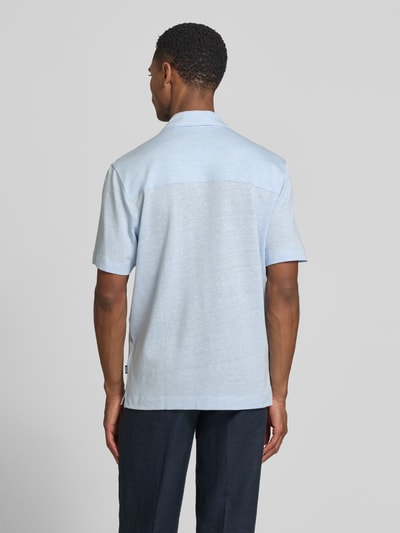 Männermodel trägt Regular Fit Freizeithemd aus Leinen-Baumwoll-Mix Modell 'H-POWELL' von BOSS in hellblau meliert, Ganzkörperansicht Rückansicht.