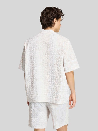 adidas Originals Koszula casualowa o kroju relaxed fit z seersucker z aplikacją z logo Złamany biały 5